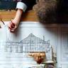 Architecte dessinant les plans d’un chalet bois
